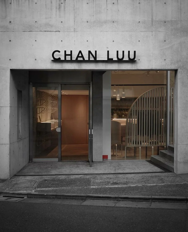 Empty room before virtual staging