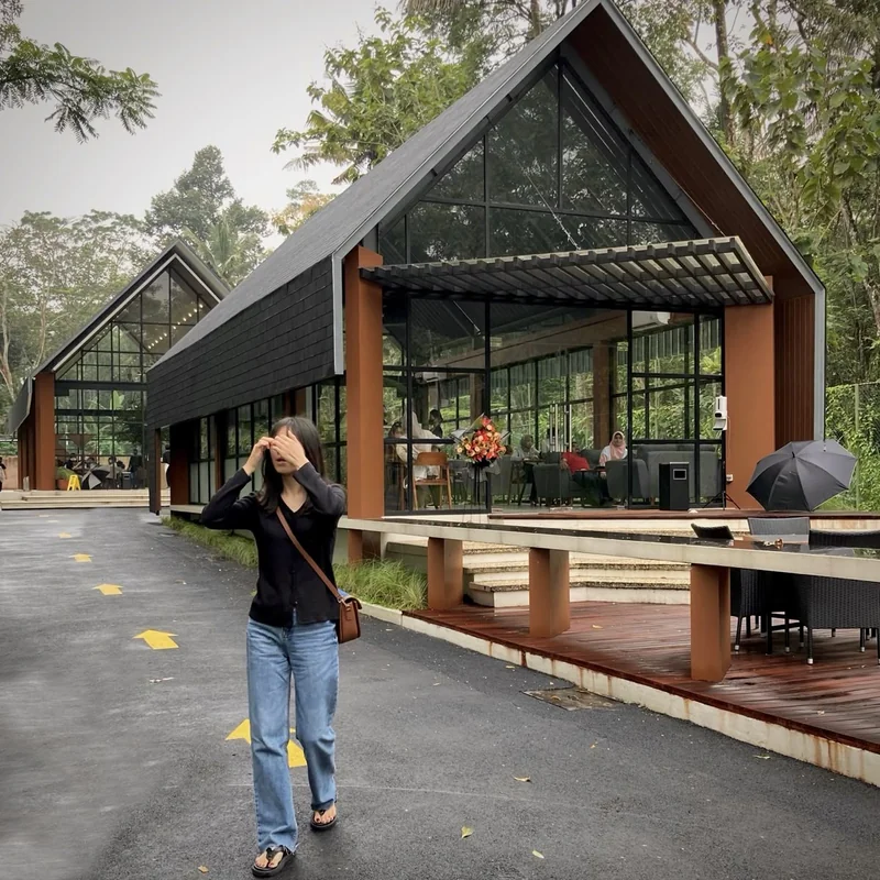 Empty room before virtual staging