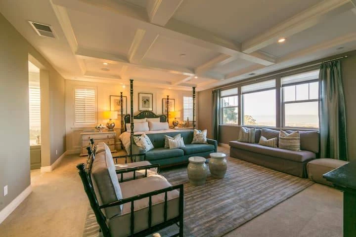 Empty room before virtual staging