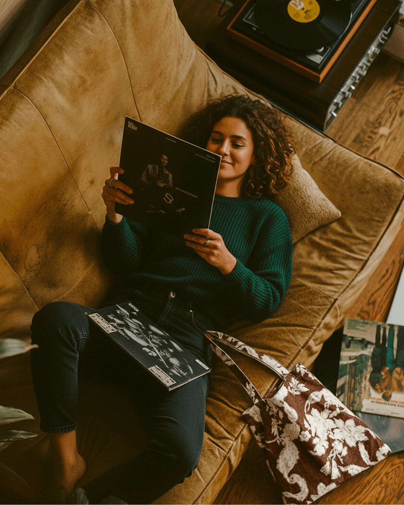 Place the tote bag against the sofa, blend it in the environment